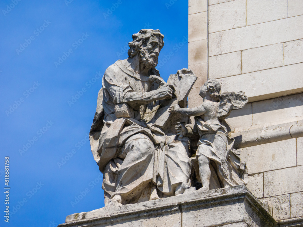 Obraz premium Sculptures on the exterior of St Paul's Cathedral (London, England, United Kingdom)