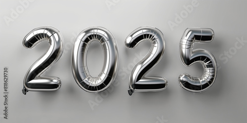 Jahreswechsel 2025 in silbernen Zahlen als Gravur auf grauen Hintergrund im Querformat für Banner