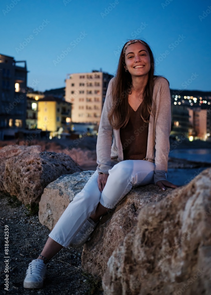 Foto scattata sul lungomare di Pietra Ligure a una ragazza sorridente in posa.