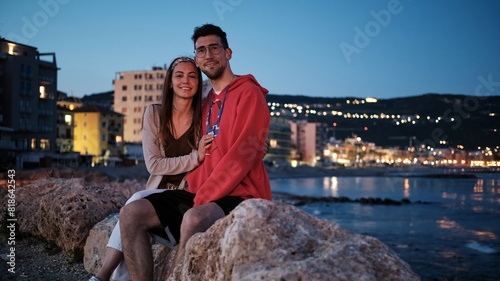Bilde på lerret Foto scattata sul lungomare di Pietra Ligure a due ragazzi che si abbracciano