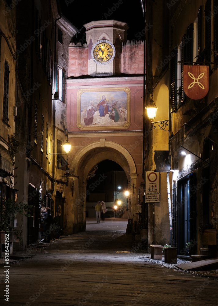 Foto scattata di notte nel centro di Finalborgo a Finale Ligure (SV).