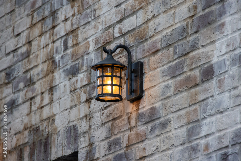 レンガ造り風の壁に取り付けられたレトロな街灯 Stock Photo Adobe Stock