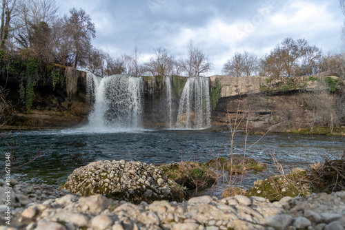 Panoramic view of the impressive Tobalina waterfall in the tourist village of Pedrosa de Tobalina in the province of Burgos. Cascada del Peñón
