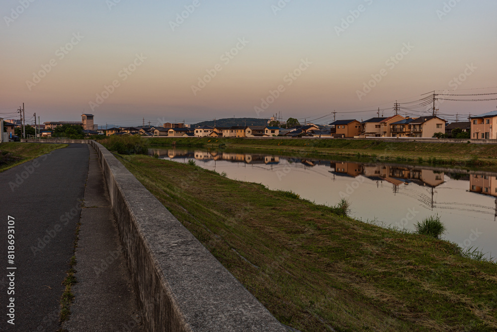 Fototapeta premium 日本の岡山県岡山市の川沿いの朝の美しい風景