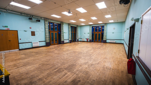 Bild auf Leinwand the large room with some wood floors is empty except for people to use