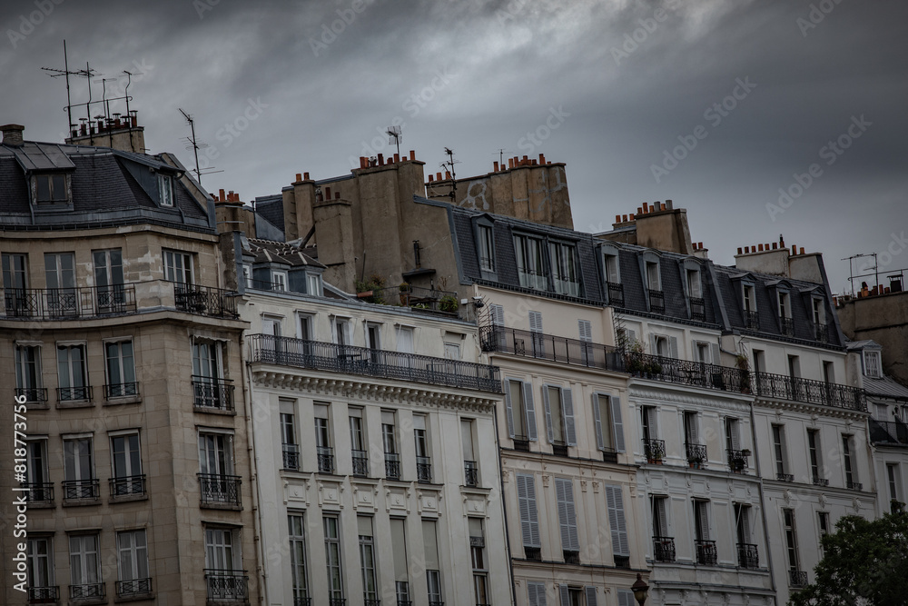Obraz premium Stunning view of buildings against a dramatic sky