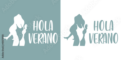 Logo vacaciones de verano. Texto manuscrito Hola Verano en español y silueta de mujer de pie saludando con traje de baño en espacio negativo