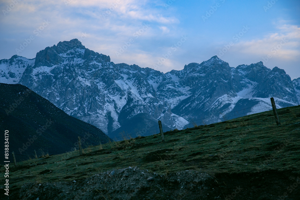 Obraz premium Maya Snow Mountain, Wuwei City, Gansu Province-blue sky against the backdrop of mountains and rivers