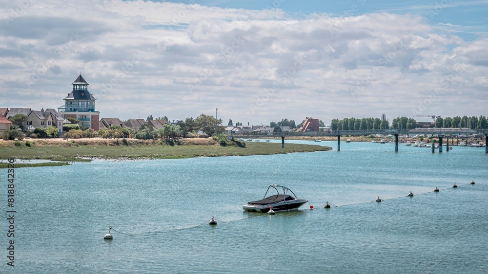 Obraz premium River with boat docked alongside