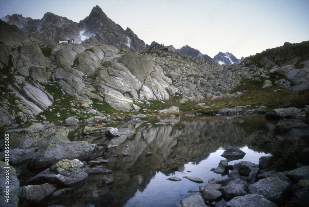 Obraz premium Kleiner See in den Graubündener Bergen - Hochtour in der Schweiz