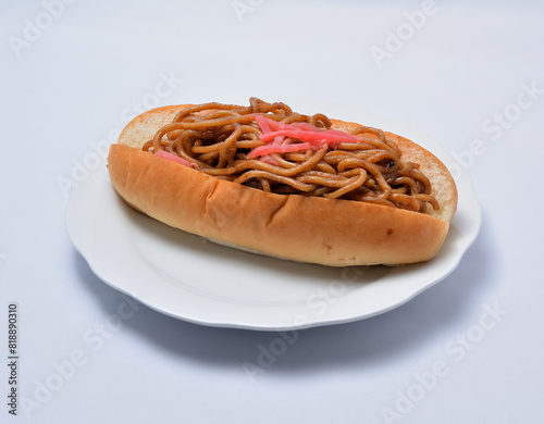 白い皿に乗ったおいしそうな焼きそばパン