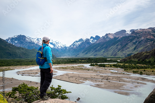 Hombre senderistas disfrutando de sus recorriedos por El Chalten, en la Patagonia Argentina photo