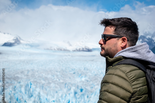 Hombre con gafas de sol admirando el Glaciar Perito Moreno, desde las pasarelas del Parque Nacional Los Glaciares