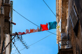 In einer engen Gasse in Korfu Stadt hängt Wäsche auf einer Wäscheleine