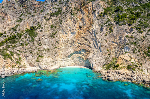 Traumstrand mit türkisblauem Wasser vor Steilküste in Korfu
