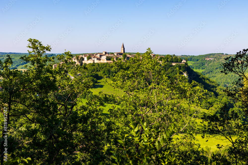 Fototapeta premium Village médiéval de Puycelsi, au sommet de son plateau rocheux et protégé par ses remparts du XIVe siècle, dominant la Forêt de la Grésigne