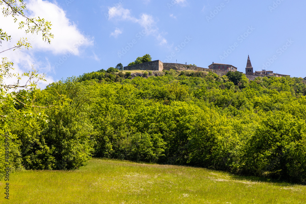 Remparts du XIVe siècle depuis le contrebas du plateau rocheux abritant du village médiéval de Puycelsi Remparts du XIVe siècle depuis le contrebas du plateau rocheux abritant du village médiéval de Puycelsi