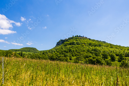 Remparts du XIVe siècle depuis le contrebas du plateau rocheux abritant  du village médiéval de Puycelsi photo