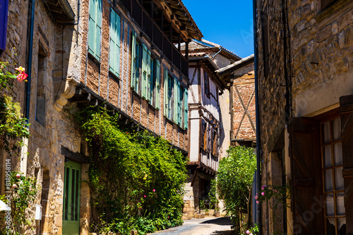 Fototapeta Naklejka Na Ścianę i Meble -  Rue de l’Ancienne Gendarmerie dans le village médiéval de Puycelsi avec ses maisons typiques