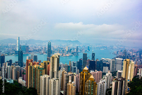 The Victoria Harbour in Hong Kong is surrounded by clouds, and it is as beautiful as entering a fairyland on earth.