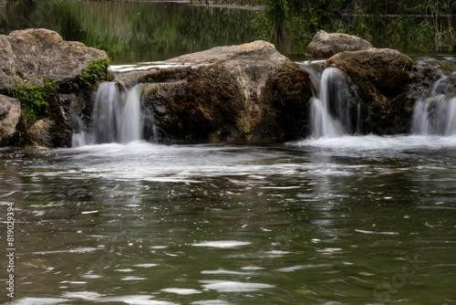 Pequeñas cascadas de agua del río Turia (Valencia-España)