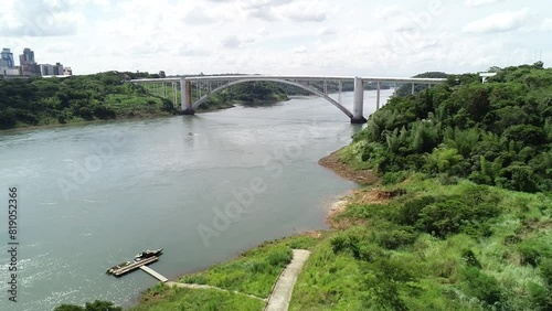 Videos feitos com drone da fronteira do Brasil com o Paraguai, as imagens mostram a Ponte da Amizade e A ciudad del este ou CIDADE DE LESTE e também a aduana da receita federal photo