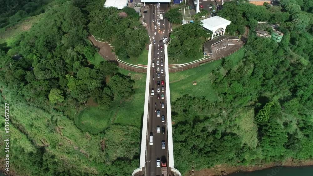 Vídeo de drone da ponte da amizade. Drone da fronteira brasil e paraguai. Imagem aérea mostra a aduana no lado brasileiro, entre as cidades de Foz do iguaçu e Cidade do leste. 