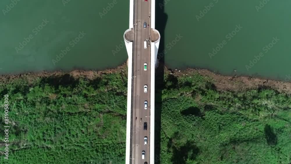 Vídeo de drone gravado na fronteira do Brasil com Paraguai, entre as cidades de Cidade do Leste e Foz do Iguaçu. Imagem aérea da ponte da amizade. 