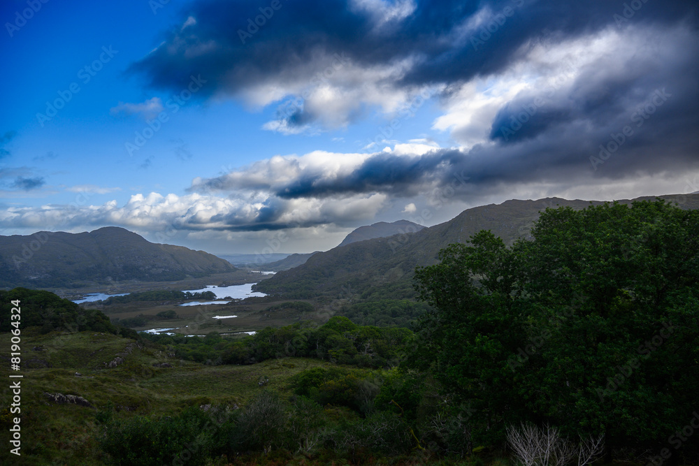 Fototapeta premium Majestic Lake Surrounded by Mountains