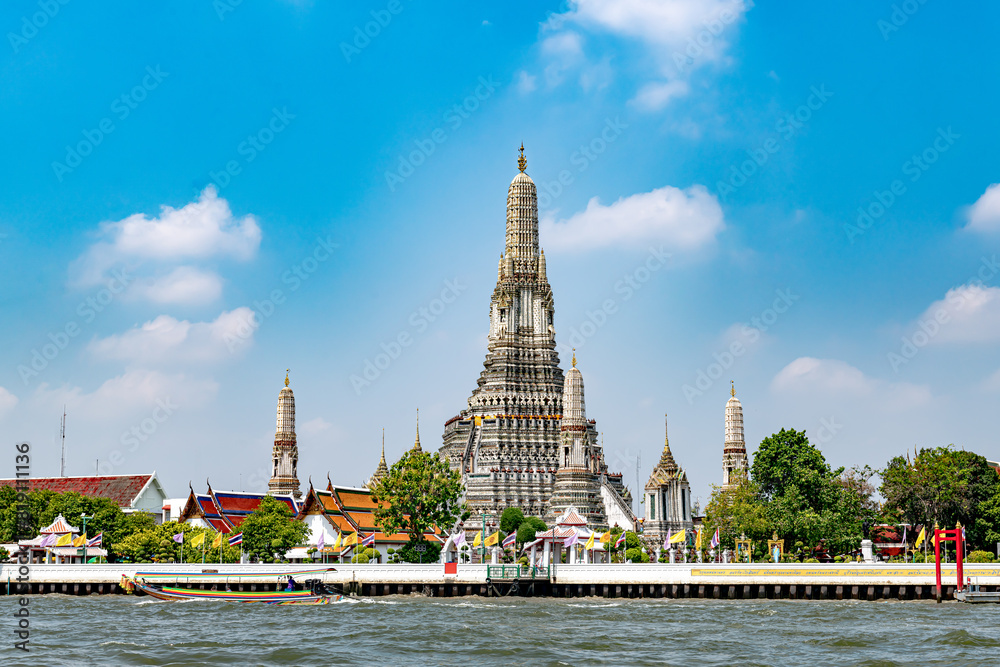 Fototapeta premium Wat Arun Temple along side of the Chao Praya River, one of the best landmark in Thailand for tourists and visitors.