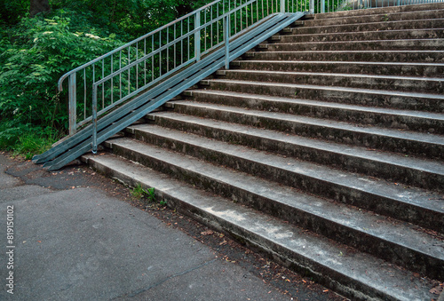 Außentreppe aus Beton mit Rampe
