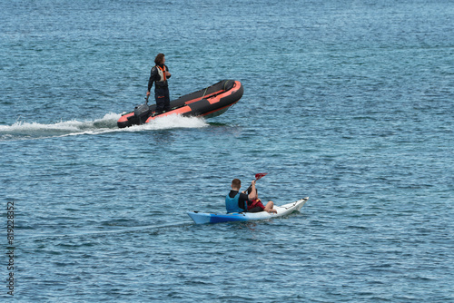 Groupe de jeunes pratiquant le kayak et le paddle