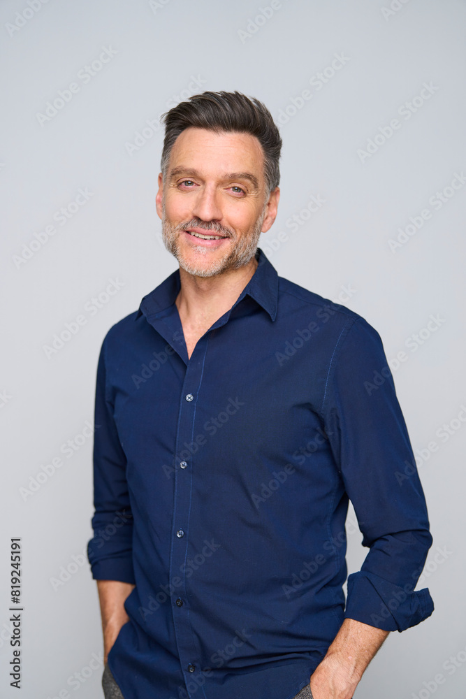 Portrait 45 jähriger Mann, lachend, blaues Hemd Portrait 45 jähriger Mann, lachend, blaues Hemd
