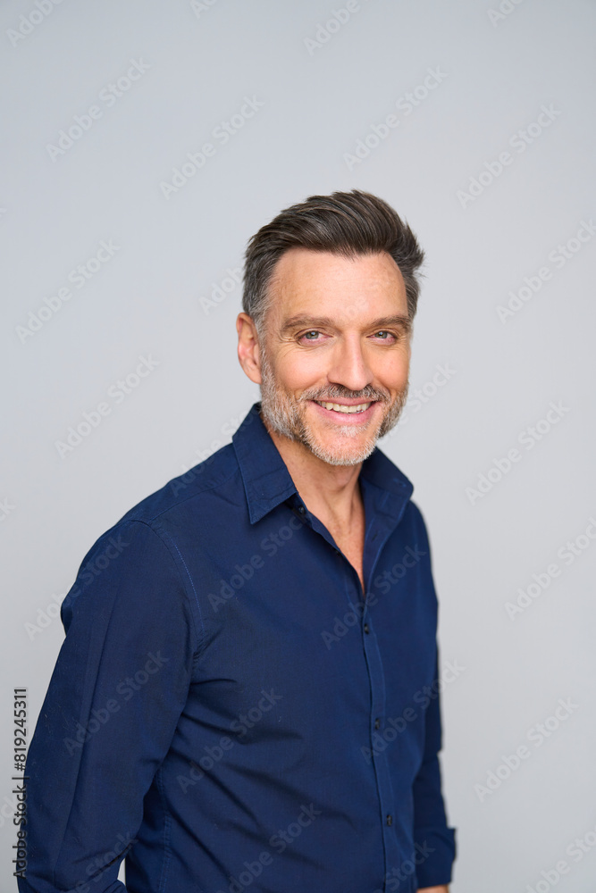 Portrait 45 jähriger Mann, lachend, blaues Hemd Portrait 45 jähriger Mann, lachend, blaues Hemd