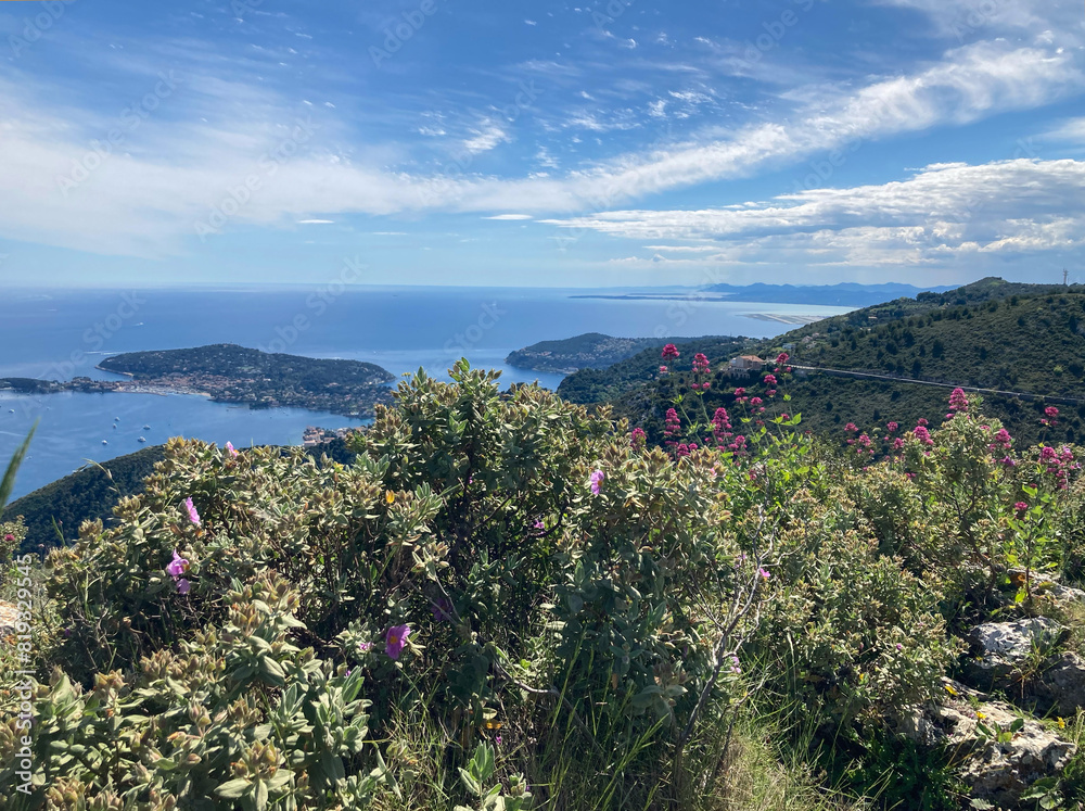 Obraz premium Ausblick auf die blaue Côte d'Azur bei Eze aufs weite Mittelmeer 