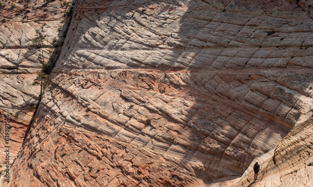 Obraz premium Person walking near rock wall