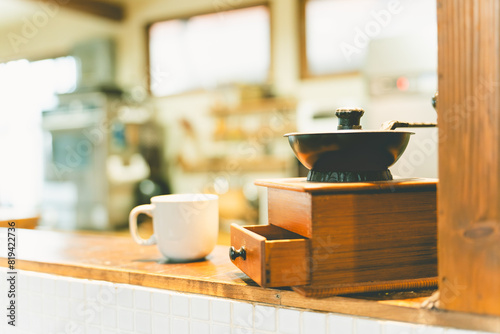 カフェ・コーヒーショップ・喫茶店・飲食店のカウンターにあるコーヒーミル
 photo