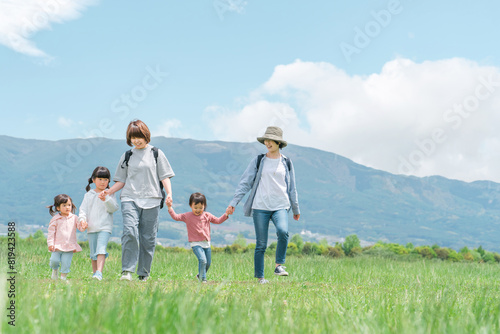 ママ友家族と公園を歩く親子の後ろ姿（女友達・母子家庭）母子家庭, ママ友, 散歩, 親子, 家族,
