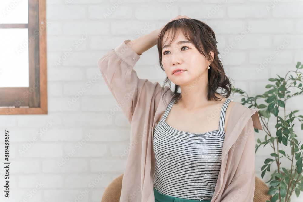 椅子に座ってリラックスするおしゃれなアジア人女性
椅子に座ってリラックスするおしゃれなアジア人女性