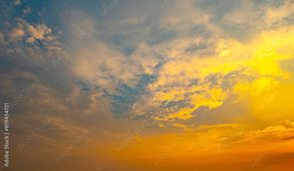 Obraz premium Enjoy a panoramic view of the skyline. The sun rises in the morning sky with colorful clouds. and beautiful cloud patterns In the soft light of the morning