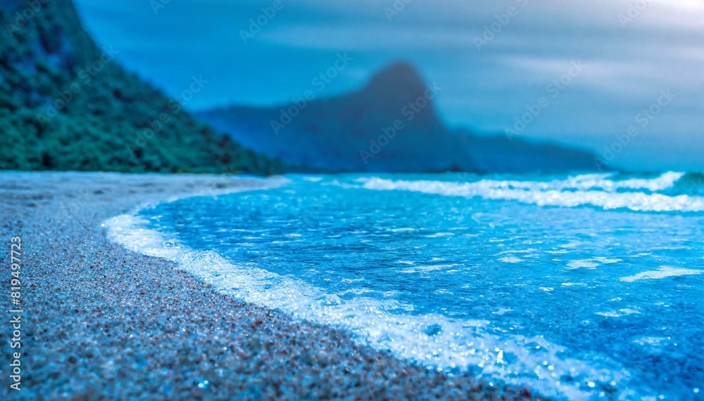 青い砂浜とさざ波