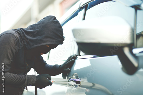 Foto Close up car thief hand holding screwdriver tamper yank and glove black stealing automobile trying door handle to see if vehicle is unlocked  trying to break into inside