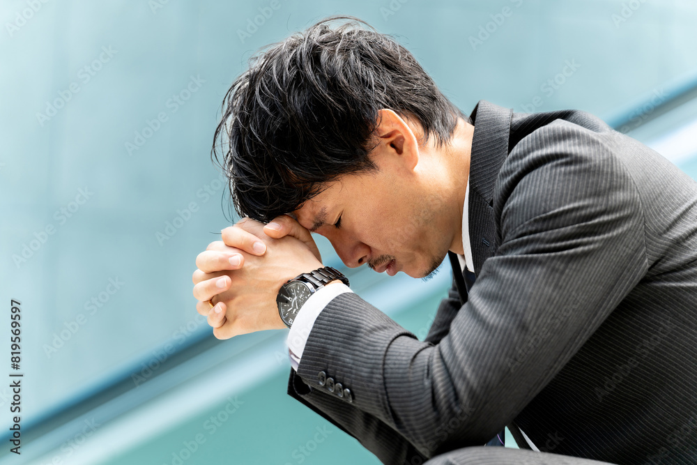 考えごとをする男性ビジネスマン 考えごとをする男性ビジネスマン