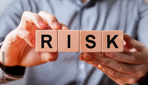 リスクマネジメントの考え方 リスクの高いビジネスのためのリスクコントロールと管理戦略。RISKと書かれた木のブロック。