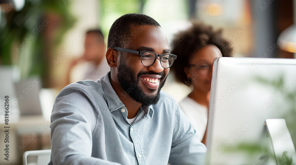 Obraz premium Smiling man with glasses using a computer, woman behind, blurred cafe background, concept of work satisfaction. Generative AI