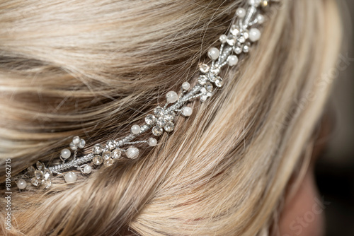 Fotografie détail d'une coiffure de mariée avec des strass et des perles sur cheveux blonds