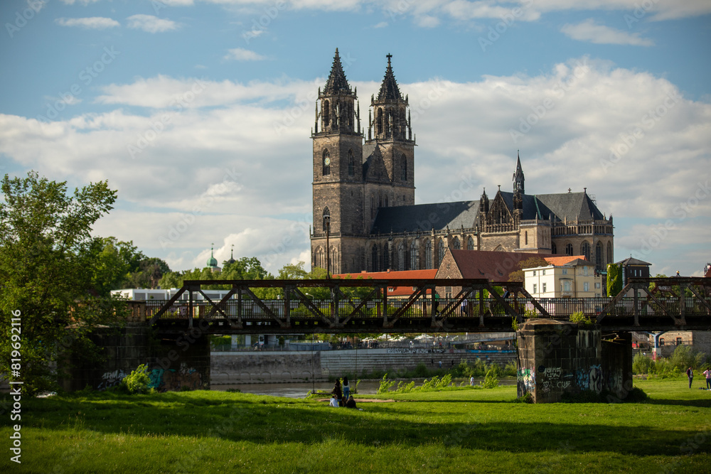 Naklejka premium Magdeburger Dom am Fluss Elbe an einem Sommertag in Magdeburg