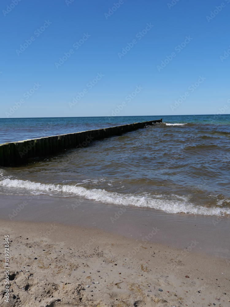 Sandstrand mit Buhnen und Sanddünen an der Ostsee bei Graal-Müritz, Deutschland Sandstrand mit Buhnen und Sanddünen an der Ostsee bei Graal-Müritz, Deutschland