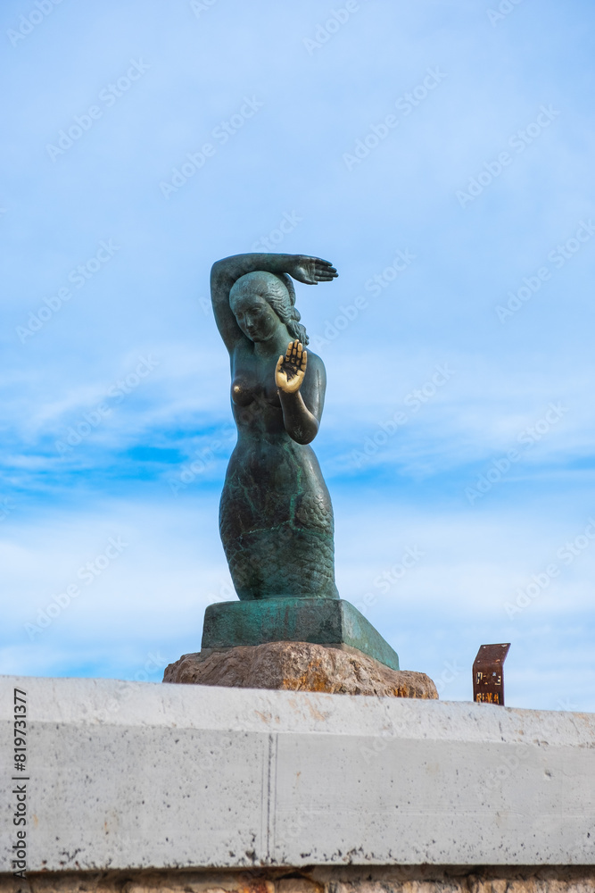Büste einer Sirene oder Meerjungfrau mit abgegriffenen Händen und Brüsten in Sitges, Spanien Büste einer Sirene oder Meerjungfrau mit abgegriffenen Händen und Brüsten in Sitges, Spanien