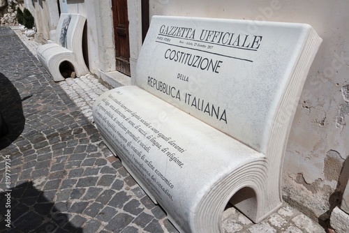Obraz na płótnie Macchiagodena - Panchina letteraria Articolo 3 della Costituzione all'ingresso del municipio w salonie